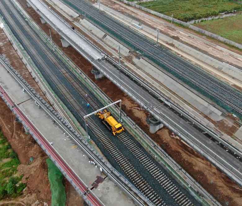 西康高鐵正式啟動全線鋪軌